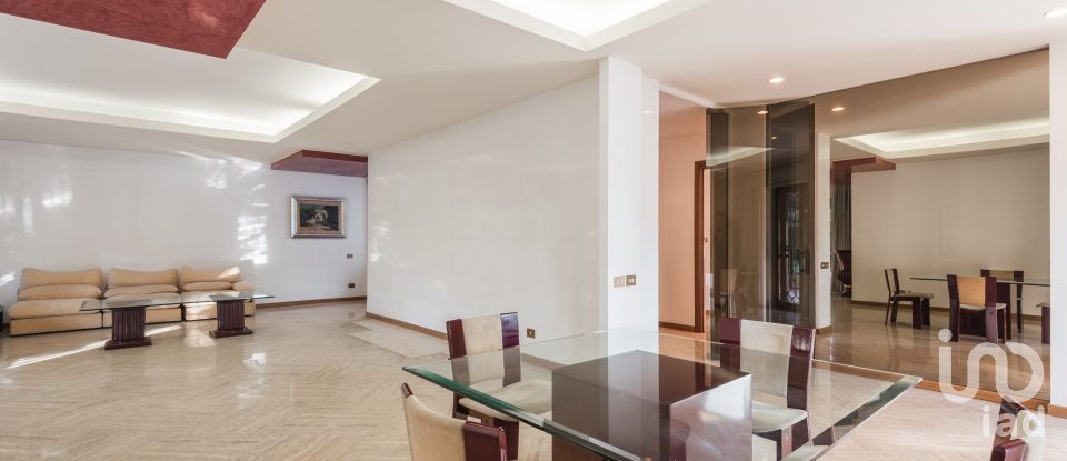 Villa 10 locali di 500 m² in Roma (00144)