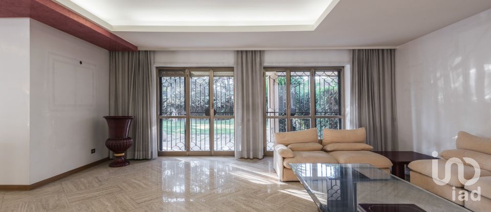 Villa 10 locali di 500 m² in Roma (00144)