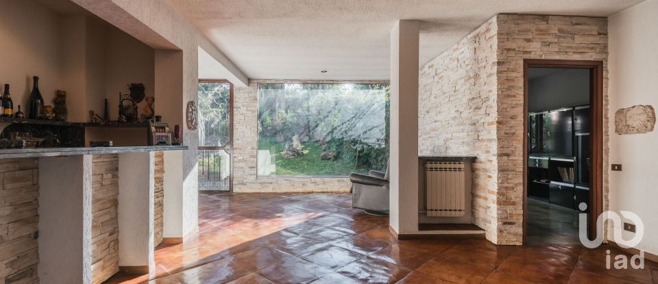 Villa 10 locali di 500 m² in Roma (00144)