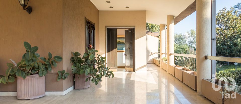 Villa 10 locali di 500 m² in Roma (00144)