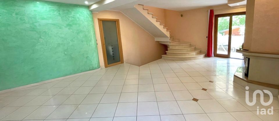 Villa 15 locali di 290 m² in Sulmona (67039)