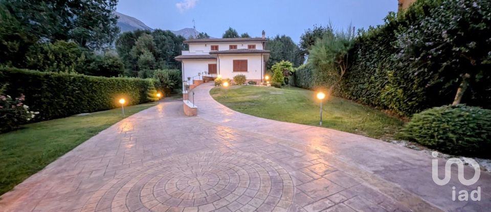 Villa 15 locali di 290 m² in Sulmona (67039)