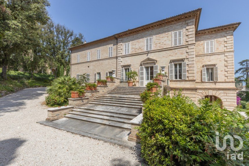 Casa indipendente 28 locali di 3.000 m² in Porto San Giorgio (63822)