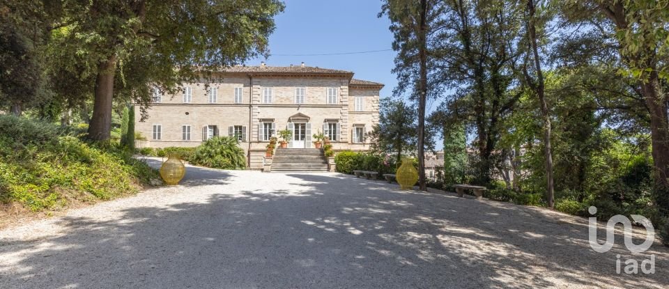 Casa indipendente 28 locali di 3.000 m² in Porto San Giorgio (63822)