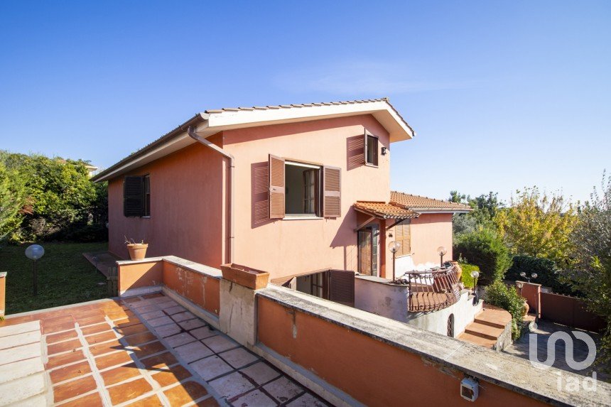 Casa indipendente 11 locali di 325 m² in Castelnuovo di Porto (00060)