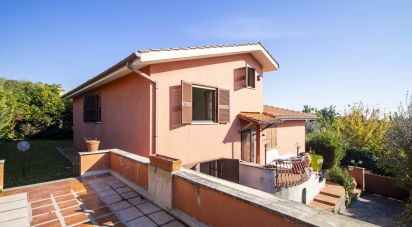 Casa indipendente 11 locali di 325 m² in Castelnuovo di Porto (00060)