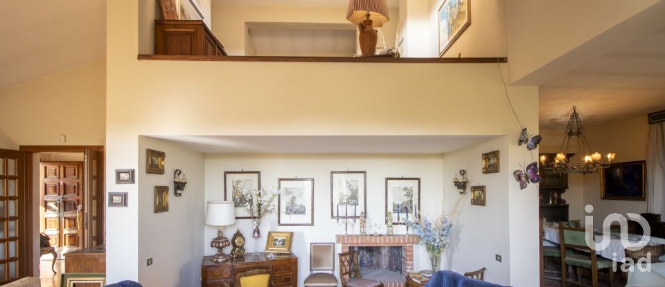 Casa indipendente 11 locali di 325 m² in Castelnuovo di Porto (00060)