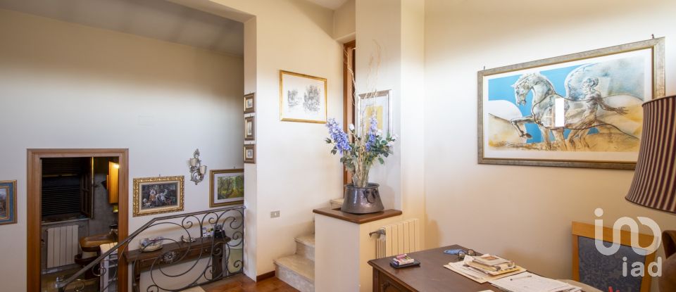 Casa indipendente 11 locali di 325 m² in Castelnuovo di Porto (00060)