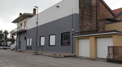 Shop / premises commercial of 580 m² in Montebelluna (31044)