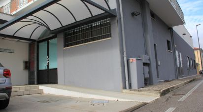 Shop / premises commercial of 580 m² in Montebelluna (31044)