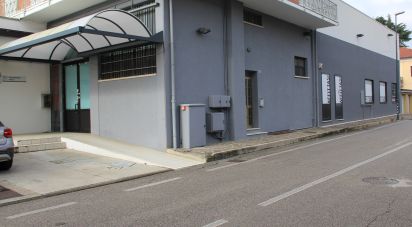 Shop / premises commercial of 580 m² in Montebelluna (31044)