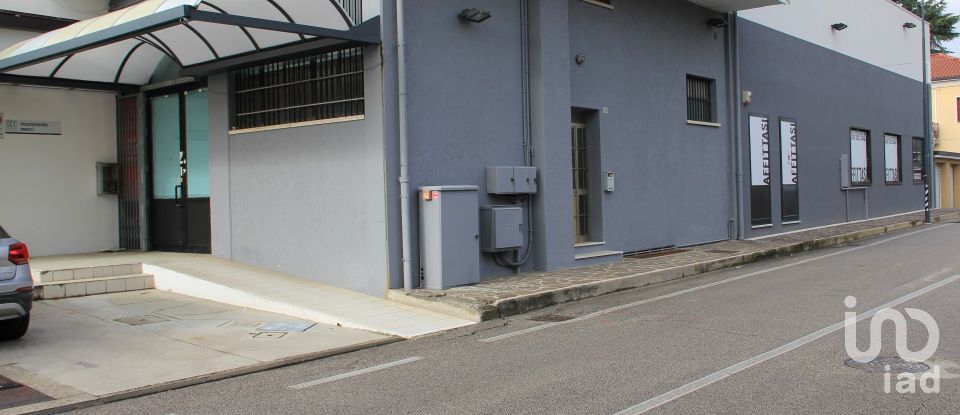 Negozio / locale commerciale di 580 m² in Montebelluna (31044)