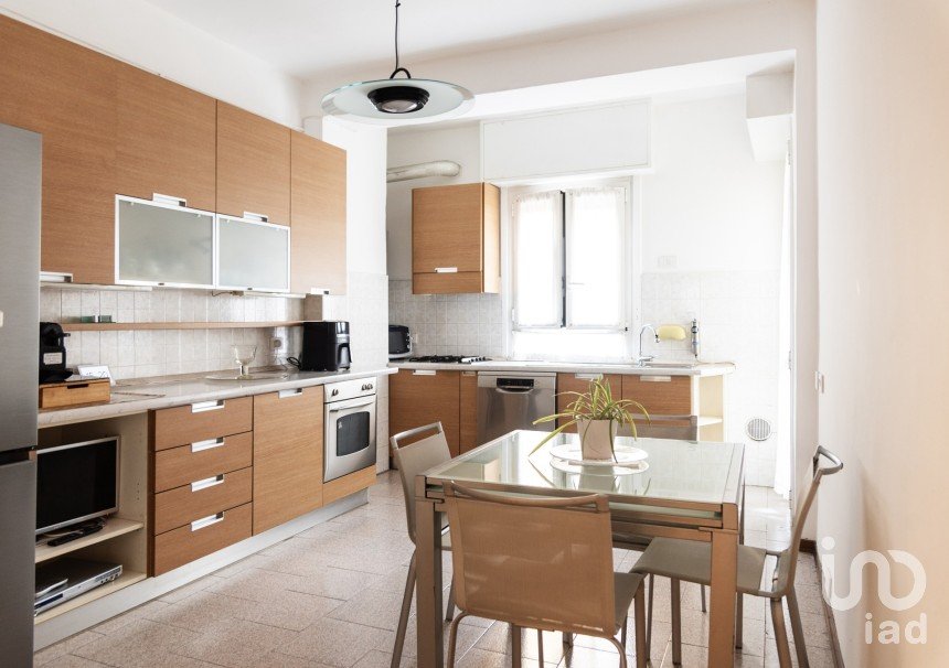 Three-room apartment of 78 m² in Milano (20155)