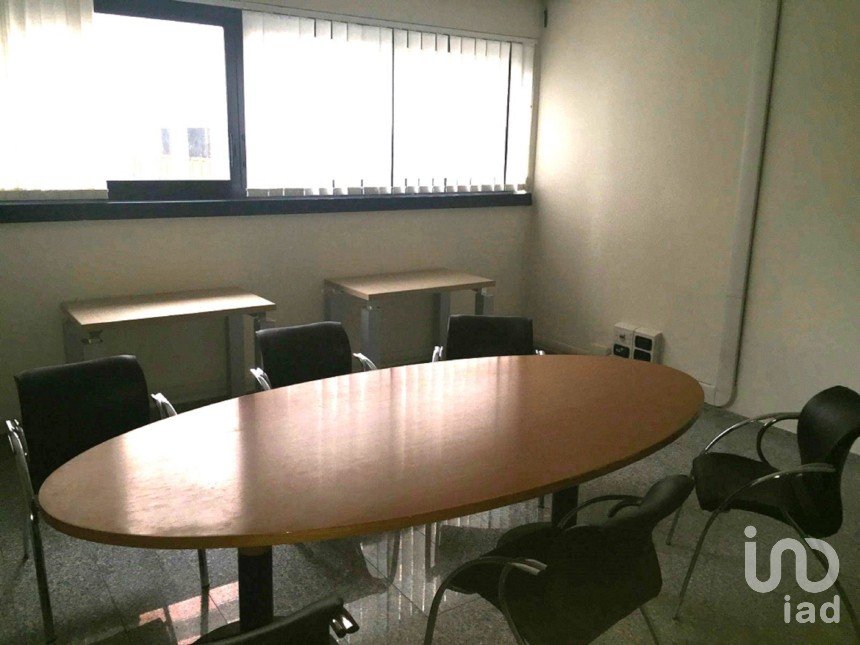 Ufficio 9 locali di 275 m² a Bari (70126)