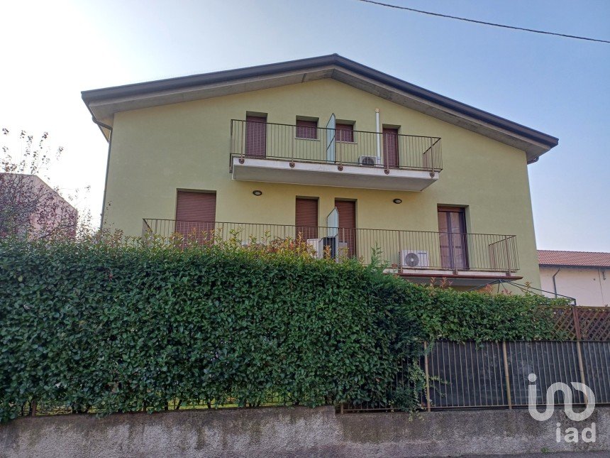 Appartamento 7 locali di 158 m² a Carnate (20866)