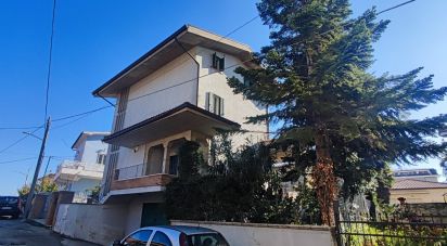 Villa 9 locali di 315 m² in Mosciano Sant'Angelo (64023)