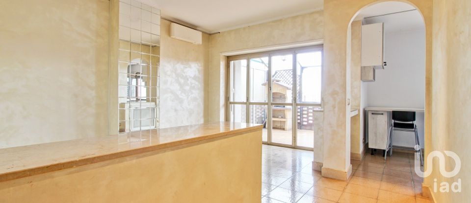 Appartamento 5 locali di 83 m² a Roma (00181)