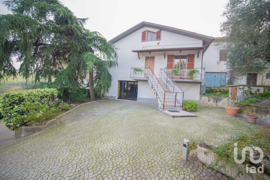 Villa Bifamiliare 12 locali di 156 m² in Arcevia (60011)