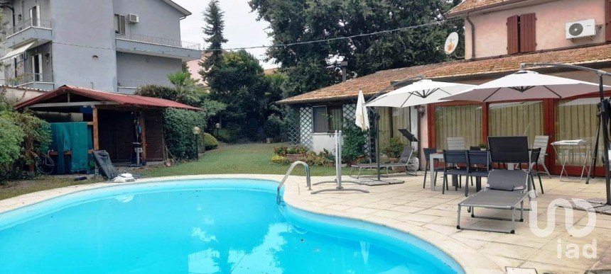 Casa 5 locali di 182 m² in San Costanzo (61039)