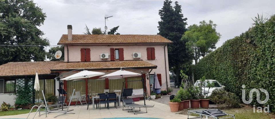 Casa 5 locali di 182 m² in San Costanzo (61039)