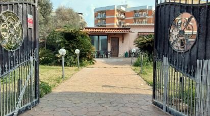 Town house 7 rooms of 150 m² in Pomezia (00071)