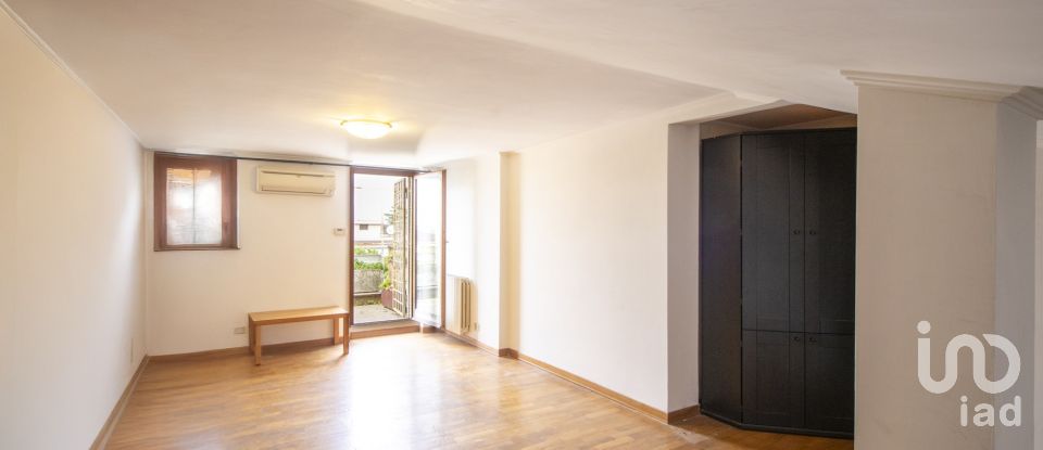 Loft 2 rooms of 90 m² in Roma (00144)