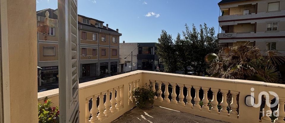 Hotel 7 rooms of 400 m² in Savona (17100)