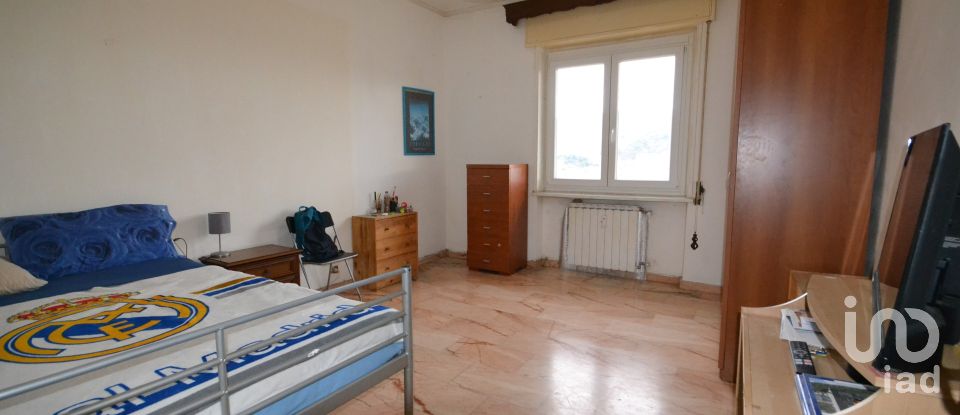 Four-room apartment of 97 m² in Genova (16137)