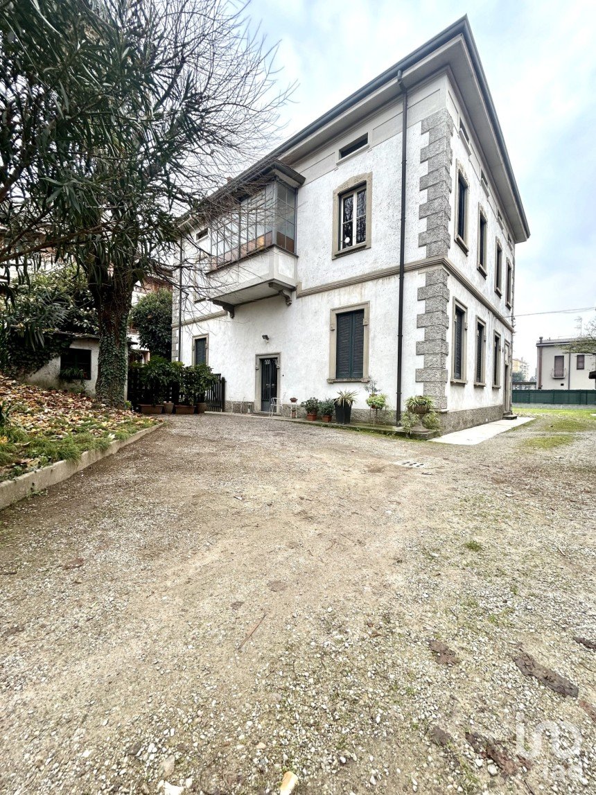 Four-room apartment of 180 m² in Desio (20832)