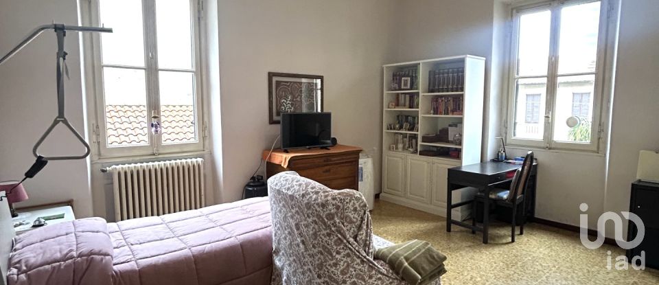 Four-room apartment of 180 m² in Desio (20832)