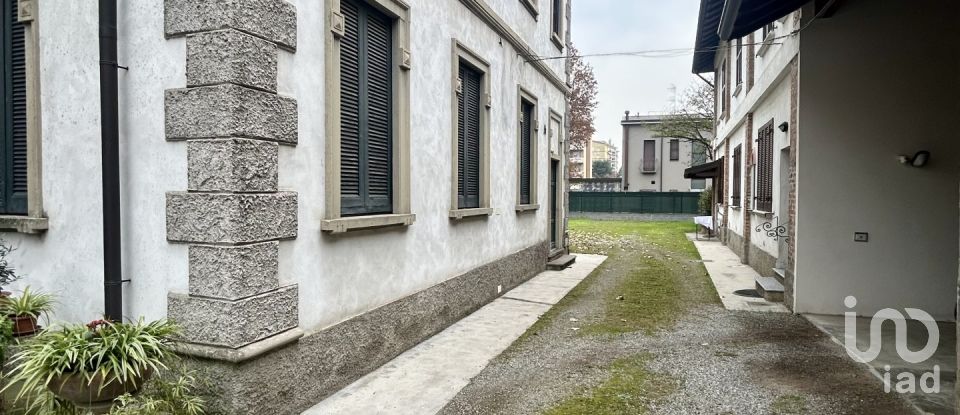 Four-room apartment of 180 m² in Desio (20832)