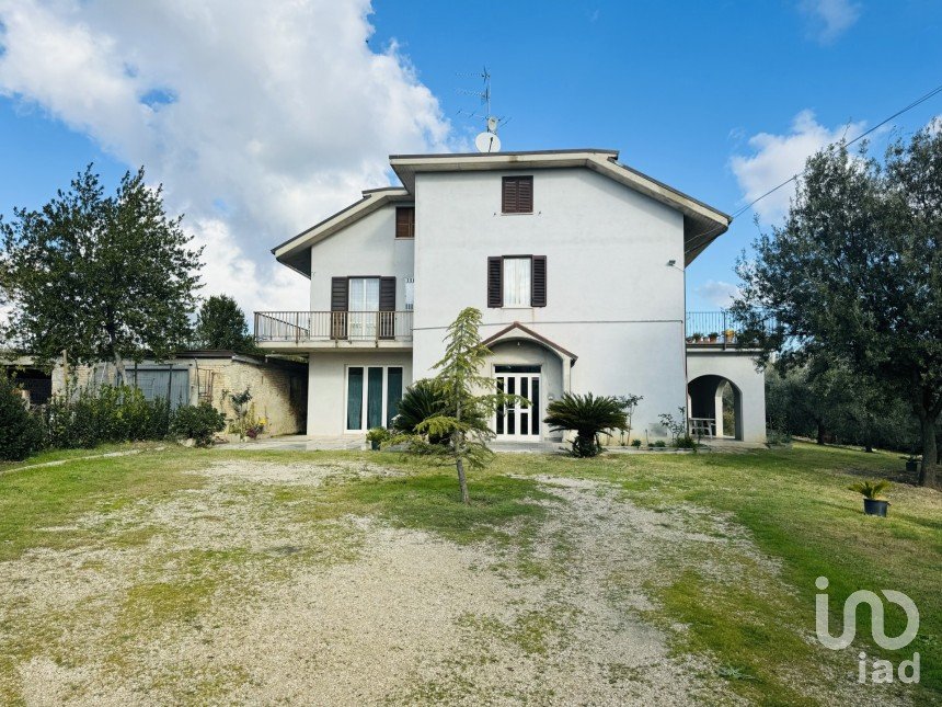 Villa 10 locali di 500 m² in Monsampolo del Tronto (63077)