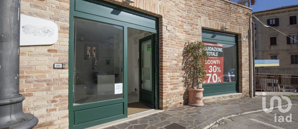 Negozio / locale commerciale di 75 m² in Osimo (60027)