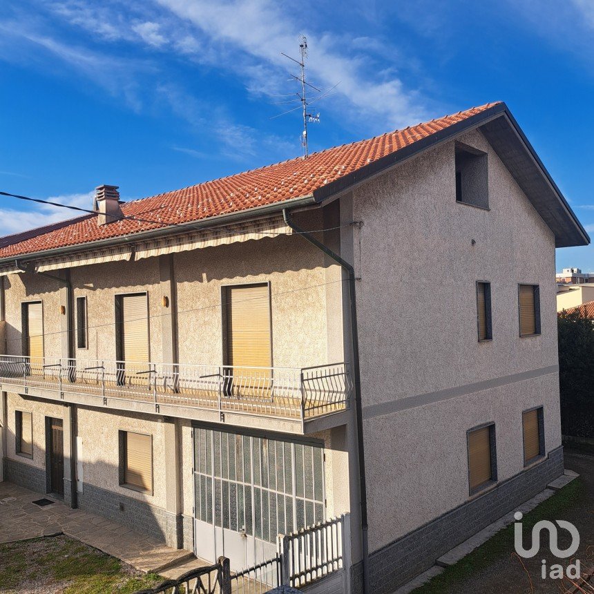 Town house 8 rooms of 375 m² in Rovello Porro (22070)