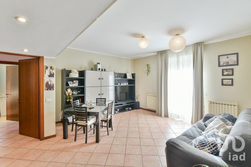 Three-room apartment of 95 m² in Cantù (22063)