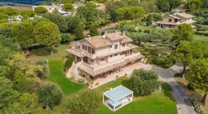 Casale 16 locali di 684 m² in Civitanova Marche (62012)