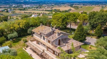 Casale 16 locali di 684 m² in Civitanova Marche (62012)