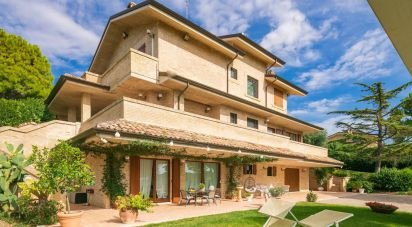 Casale 16 locali di 684 m² in Civitanova Marche (62012)