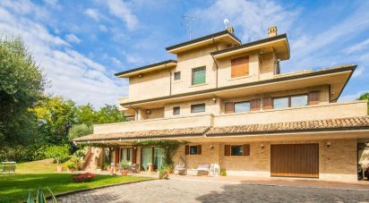 Casale 16 locali di 684 m² in Civitanova Marche (62012)