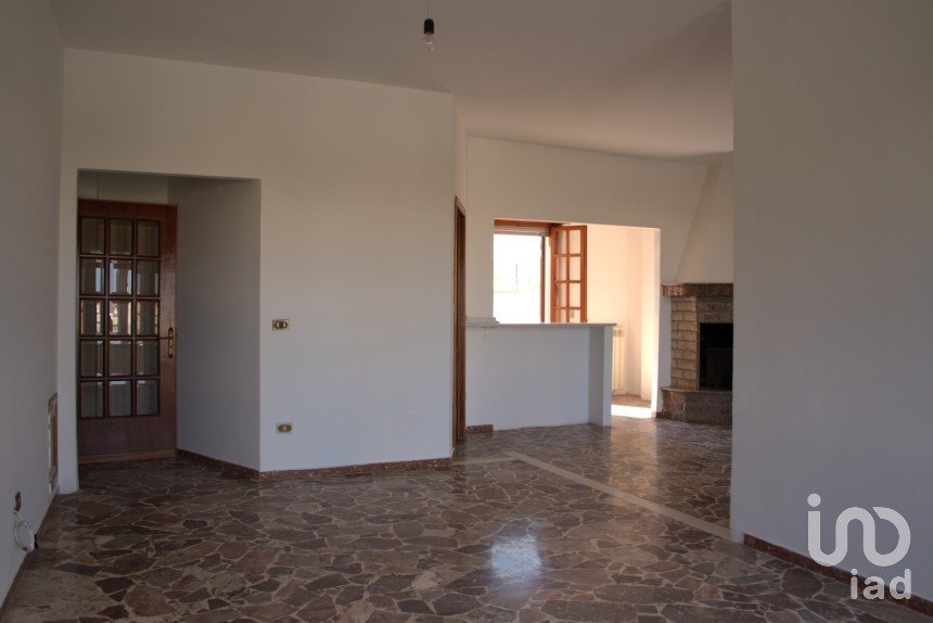 Casa indipendente 9 locali di 144 m² in Soleto (73010)