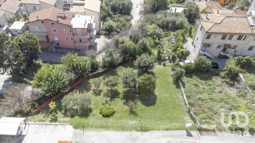 Land of 1,700 m² in Castelfidardo (60022)