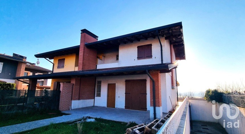 House boat 5 rooms of 208 m² in Pozzolengo (25010)