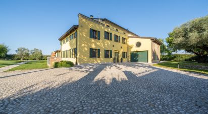 Casale 14 locali di 470 m² in Novi di Modena (41016)