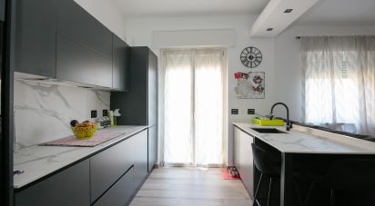 Apartment 5 rooms of 90 m² in Genova (16142)