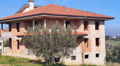 Villa Bifamiliare 16 locali di 528 m² in Mosciano Sant'Angelo (64023)