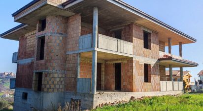 Villa Bifamiliare 16 locali di 528 m² in Mosciano Sant'Angelo (64023)