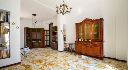 Apartment 8 rooms of 178 m² in Savona (17100)