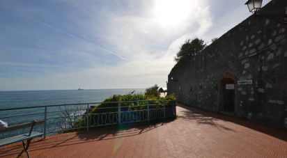 Hotel 3 rooms of 70 m² in Genova (16167)