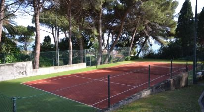 Hotel 3 rooms of 70 m² in Genova (16167)