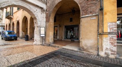 Negozio / locale commerciale di 60 m² in Verona (37121)